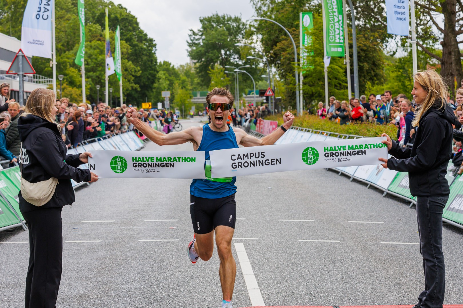 Uitgelaten sfeer Vanaf 9.00 uur volgden de starts elkaar op, te beginnen met de 10 kilometer waarvoor Lisanne Brakenhoff, manager Campus Groningen, het startschot gaf. Ondanks het natte asfalt was de sfeer uitgelaten. Supporters juichten langs de route die via kennisinstellingen, bedrijven, groene zones en het centrum liep. Topprestaties werden geleverd, onder andere door Nik Lemmink (30:19) en Jolien de Waard (37:20).  Het hoofdonderdeel, de Halve Marathon, startte om 10.00 uur. Het was een indrukwekkend gezicht: zesduizend lopers als een kleurrijk lint vanaf de Zernikelaan. Sommigen streden voor een PR, anderen voor de ervaring. De weersomstandigheden bleven wisselend, maar leken de prestaties alleen maar te stimuleren. Tom Hendrikse (1:06:11) en Jacelyn Gruppen (1:14:55) kroonden zich tot winnaars.  De middag stond in het teken van families en jeugd. De 2,5 km Kids Run bracht rond 150 jonge lopers aan de start, gevolgd door een gezellige 5 km en Family Run met zo’n 800 deelnemers. Juichende ouders, lachende kinderen en zonnestralen gaven het evenement een warme afsluiting.